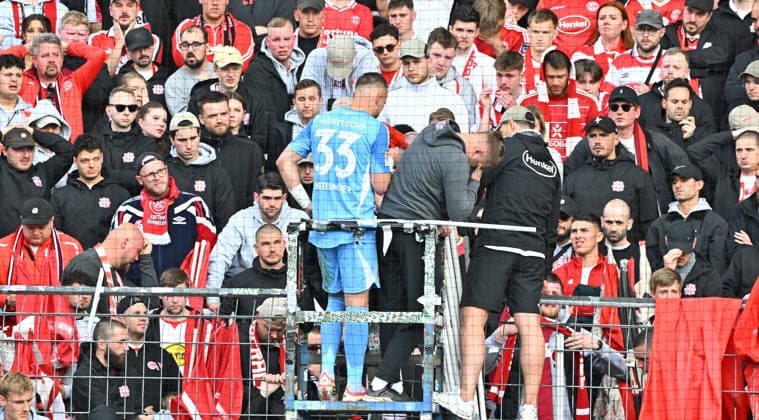 17 05 2026 Soccer Season 2025 2026 2 Soccer Bundesliga 34 Matchday SpVgg Greuther Fürth Kleeblatt Fortuna Düsseldorf Sportfoto Zink MeZi xmexzix DFL regulations prohibit any use of photographs as image sequences and or quasi video only for editorial use Florian Kastenmeier 33, Fortuna Düsseldorf F95 after the end of the match at Fans Fanblock