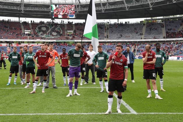 17 05 2026, xtgx, Soccer 2 Bundesliga, Hannover 96 1 FC Nürnberg v l Hannover players Disappointed, sad, frustrated, helpless, DFL DFB REGULATIONS PROHIBIT ANY USE OF PHOTOGRAPHS as IMAGE SEQUENCES and or QUASI VIDEO Hannover
