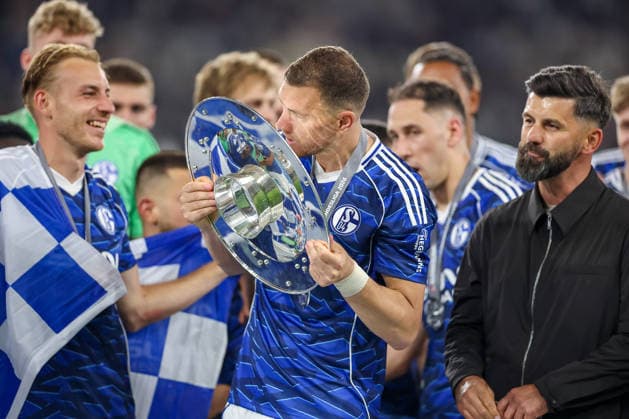 17 05 2026, Football, FC Schalke 04 Eintracht Braunschweig, 34 Matchday, 2 Bundesliga, Veltins Arena Gelsenkirchen, Season 2025 2026 Schalke 04 is champion of the 2 Bundesliga The team wins the championship and stands cheering on the pitch Joy and emotions after the victory Edin Dzeko Schalke04 10 center with the championship trophy at the award ceremony next to head coach Miron Muslic Schalke04 DFB regulations prohibit any use of photographs as image sequences and or quasi video North Rhine-Westphalia Germany