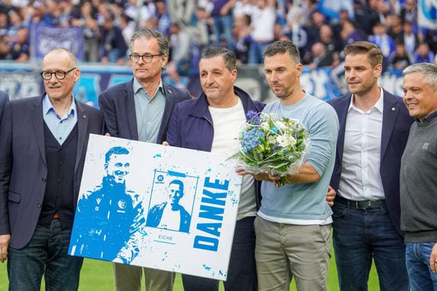 17 05 2026, xdaymx, Soccer 2 Bundesliga, Karlsruher SC VfL Bochum, Coach Christian Eichner after the final whistle at his farewell with the club management DFL DFB REGULATIONS PROHIBIT ANY USE OF PHOTOGRAPHS as IMAGE SEQUENCES and or QUASI VIDEO Karlsruhe