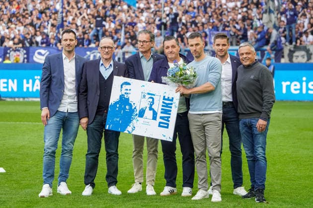17 05 2026, xdaymx, Soccer 2 Bundesliga, Karlsruher SC VfL Bochum, Coach Christian Eichner after the final whistle at his farewell with the club management DFL DFB REGULATIONS PROHIBIT ANY USE OF PHOTOGRAPHS as IMAGE SEQUENCES and or QUASI VIDEO Karlsruhe