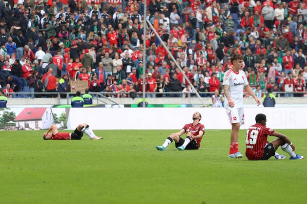 17 05 2026, xtgx, Soccer 2 Bundesliga, Hannover 96 1 FC Nürnberg v l Hannover players Disappointed, sad, frustrated, helpless, DFL DFB REGULATIONS PROHIBIT ANY USE OF PHOTOGRAPHS as IMAGE SEQUENCES and or QUASI VIDEO Hannover
