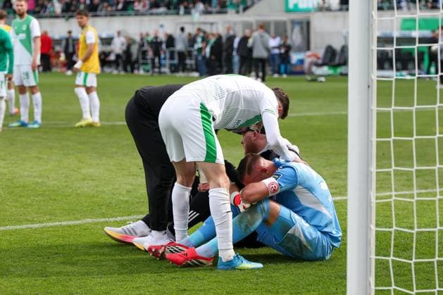 Branimir Hrgota 10 Spvgg Greuther Fuerth troestet the crying Florian Kastenmeier 33 Fortuna Duesseldorf after the relegation of Fortuna, SpVgg Greuther Fuerth vs Fortuna Duesseldorf, Football, Men, 2 Bundesliga, DFL, Season 2025 2026, 34 Matchday, Rückrunde, 17 05 2026 DFB regulations prohibit any use of photographs as image sequences and or quasi video Fuerth Bayern Germany Copyright: xkolbert-press MartinxAgüerax