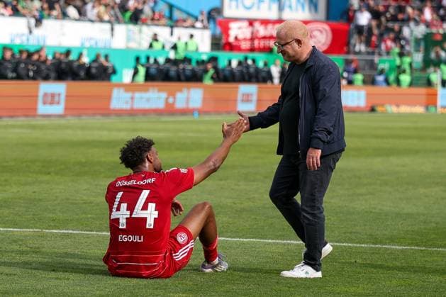 Head coach Heiko Vogel Spvgg Greuther Fuerth tests Elias Egouli 44 Fortuna Duesseldorf after the match, SpVgg Greuther Fuerth vs Fortuna Duesseldorf, Football, Men, 2 Bundesliga, DFL, Saison 2025 2026, 34 Spieltag, Rueckrunde, 17 05 2026 DFB regulations prohibit any use of photographs as image sequences and or quasi video Fuerth Bayern Germany Copyright: xkolbert-press MartinxAgüerax