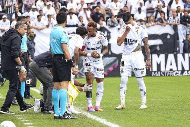 RECORD DATE NOT STATED match between Santos and Coritiba for the Brazilian championship Sao Paulo (SP), 05 17 2026 Santos Coritiba Brazilian Championship Neymar feels pain and leaves the game after the board goes up by mistake in the match between Santos against Coritiba, valid for the 16th round of the Brazilian Championship, at Neo Quimica Arena, this Sunday (17).(Foto: Leco Viana Thenews2 imago images) SPO  Copyright: xLecoxVianax
