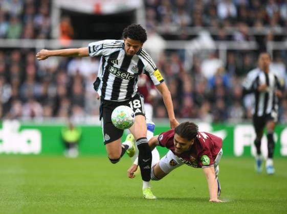 Sport Bilder des Tages William Osula of Newcastle United fends off Konstantinos Mavropanos of West Ham United Newcastle United v West Ham United, Premier League, Football, St James Park, Newcastle, UK - 17 May 2026Newcastle St James Park United Kingdom EDITORIAL USE ONLY No use with unauthorised audio, video, data, fixture lists, club league logos or live services. Online in-match use limited to 120 images, no video emulation. No use in betting, games or single club league player publications.  Copyright: xRichardxLee Shutterstockx 16877466y