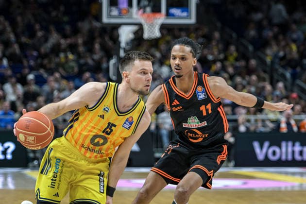 17 05 2026, xlakx, Basketball easyCredit BBL Bundesliga Playoffs, Alba Berlin SC Rasta Vechta v l Martin Hermannsson Alba Berlin , Alonzo Verge Rasta Vechta duel, duel, fight, tackle Berlin