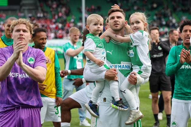 Silas Joel Pruefrock 43 Spvgg Greuther Fuerth , Branimir Hrgota 10 Spvgg Greuther Fuerth with children cheering with the fans after reaching the relegation, SpVgg Greuther Fuerth vs Fortuna Duesseldorf, Football, Men, 2 Bundesliga, DFL, Season 2025 2026, 34 Matchday, Second round, 17 05 2026 DFB regulations prohibit any use of photographs as image sequences and or quasi video Fuerth Bayern Germany Copyright: xkolbert-press MartinxAgüerax