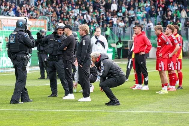 Head coach Alexander Ende Fortuna Duesseldorf talks to the police forces after the match, SpVgg Greuther Fuerth vs Fortuna Duesseldorf, Football, Men, 2 Bundesliga, DFL, Season 2025 2026, 34 Matchday, Second round, 17 05 2026 DFB regulations prohibit any use of photographs as image sequences and or quasi video Fuerth Bayern Germany Copyright: xkolbert-press MartinxAgüerax