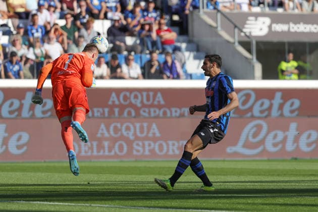 Bologna s goalkeeper Lukasz Skorupski and AtalantaÕs Davide Zappacosta during the Serie A soccer match between Atalanta and Bologna at the New Balance Arena Stadium in Bergamo Italy - Sunday, 17 may 2026. - Soccer .  Copyright: xAlbertoxMariani LaPressex