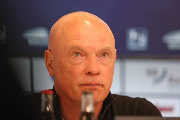 Uwe Roesler VfL Bochum, Head Coach finds nice words for Christian Eichner Karlsruher SC, Head Coach , Karlsruher SC vs VfL Bochum, 2 Bundesliga, 34 Matchday, 2025 2026, 17 05 2026, DFL REGULATIONS PROHIBIT ANY USE OF PHOTOGRAPHS AS IMAGE SEQUENCES AND OR QUASI VIDEO, Karlsruher SC vs VfL Bochum, 2 Bundesliga, 34 Matchday, 2025 2026, 17 05 2026 Karlsruhe Copyright: xEibner-Pressefoto JanxPrihodax EP_JPA