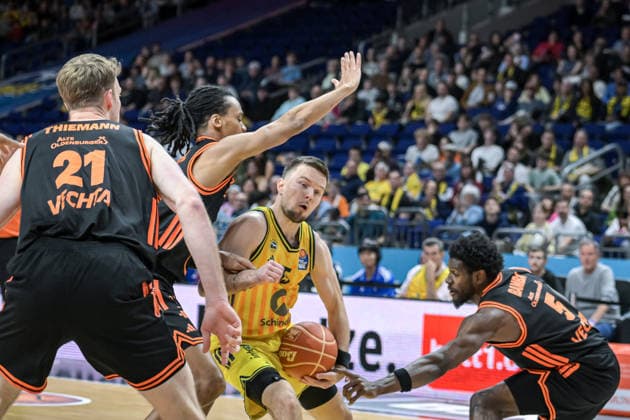 17 05 2026, xlakx, Basketball easyCredit BBL Bundesliga Playoffs, Alba Berlin SC Rasta Vechta v l Martin Hermannsson Alba Berlin , TJ Bamba Rasta Vechta duel, duel, fight, tackle Berlin