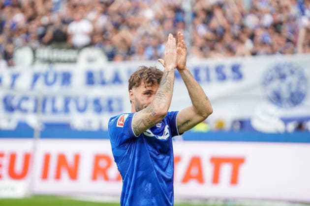 17 05 2026, xdaymx, Soccer 2 Bundesliga, Karlsruher SC VfL Bochum, Fabian Schleusener Karlsruher SC thanks the fans after his last game for KSC DFL DFB REGULATIONS PROHIBIT ANY USE OF PHOTOGRAPHS as IMAGE SEQUENCES and or QUASI VIDEO Karlsruhe