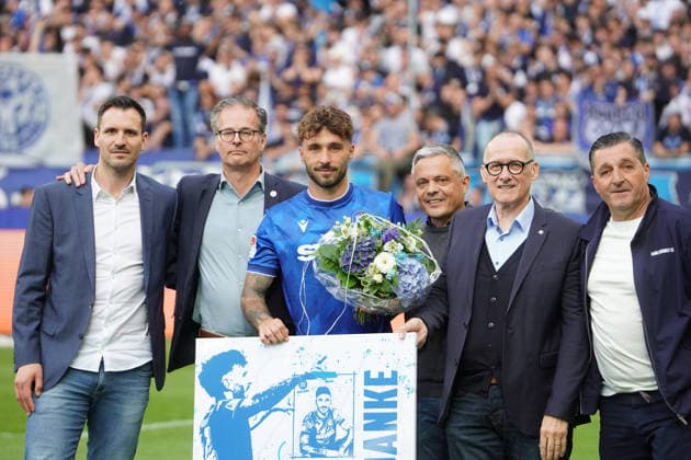 17 05 2026, xdaymx, Fußball 2 Bundesliga, Karlsruher SC VfL Bochum, Fabian Schleusener Karlsruher SC is bid farewell by the club management after the last match DFL DFB REGULATIONS PROHIBIT ANY USE OF PHOTOGRAPHS as IMAGE SEQUENCES and or QUASI VIDEO Karlsruhe