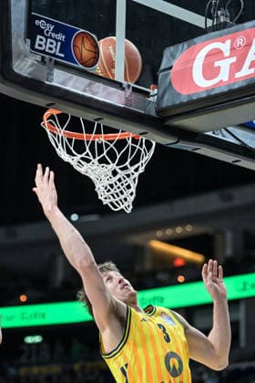17 05 2026, xlakx, Basketball easyCredit BBL Bundesliga Playoffs, Alba Berlin SC Rasta Vechta v l Alex Oconnel Alba Berlin Korbwurf Berlin