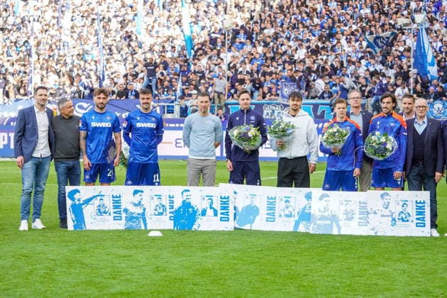 17 05 2026, xdaymx, Soccer 2 Bundesliga, Karlsruher SC VfL Bochum, Group picture with all players and the coach Christian Eichner with the club management DFL DFB REGULATIONS PROHIBIT ANY USE OF PHOTOGRAPHS as IMAGE SEQUENCES and or QUASI VIDEO Karlsruhe