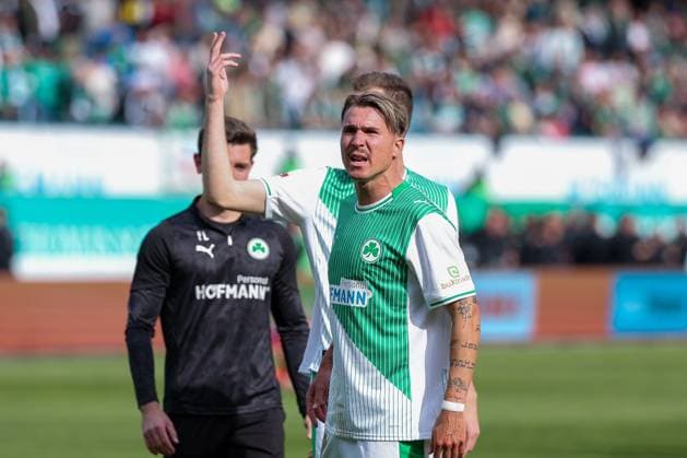Felix Klaus 30 Spvgg Greuther Fuerth at the fans, SpVgg Greuther Fuerth vs Fortuna Duesseldorf, Football, Men, 2 Bundesliga, DFL, Saison 2025 2026, 34 Spieltag, Rueckrunde, 17 05 2026 DFB regulations prohibit any use of photographs as image sequences and or quasi video Fuerth Bayern Germany Copyright: xkolbert-press MartinxAgüerax