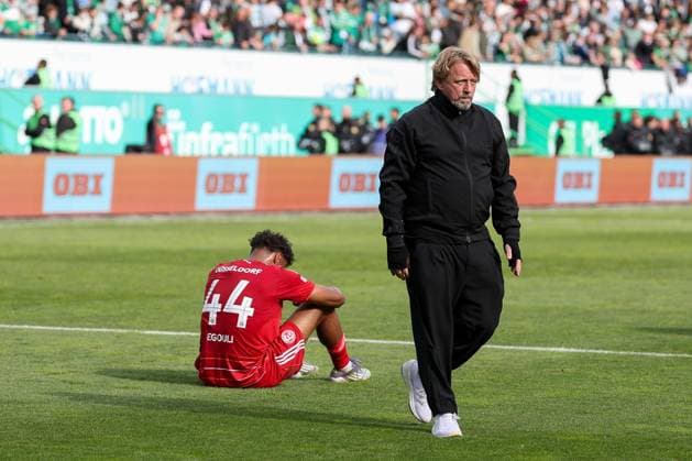 Fortuna Sportchef Sven Mislintat and Elias Egouli 44 Fortuna Duesseldorf are disappointed about the relegation, SpVgg Greuther Fuerth vs Fortuna Duesseldorf, Football, Men, 2 Bundesliga, DFL, Season 2025 2026, 34 Matchday, Second round, 17 05 2026 DFB regulations prohibit any use of photographs as image sequences and or quasi video Fuerth Bayern Germany Copyright: xkolbert-press MartinxAgüerax