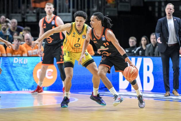 17 05 2026, xlakx, Basketball easyCredit BBL Bundesliga Playoffs, Alba Berlin SC Rasta Vechta v l Jack Kayil Alba Berlin , Alonzo Verge Rasta Vechta duel, duel, fight, tackle Berlin
