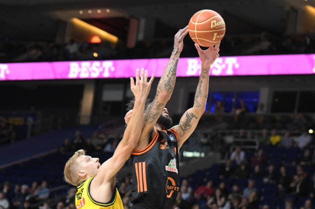 17 05 2026, xlakx, Basketball easyCredit BBL Bundesliga Playoffs, Alba Berlin SC Rasta Vechta v l Sam Griesel Alba Berlin , Tevin Brown Rasta Vechta duel, duel, fight, tackle Berlin