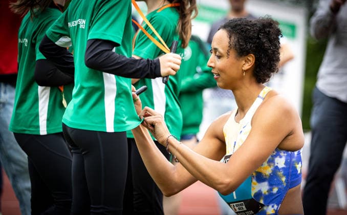Sport Bilder des Tages 35. Internationales Läufermeeting; Pliezhausen, 17.05.2026 Schrieb fleißig Autogramme: Malaika Mihambo (GER LG Kurpfalz); 35. Internationales Läufermeeting am 17.05.2026 im Schönbuchstadion in Pliezhausen (Baden-Württemberg). *** 35 International Runners Meeting Pliezhausen, 17 05 2026 Signed autographs diligently Malaika Mihambo GER LG Kurpfalz 35 International Runners Meeting on 17 05 2026 at the Schönbuch Stadium in Pliezhausen Baden Württemberg Copyright: xBEAUTIFULxSPORTS R.xSchmittx