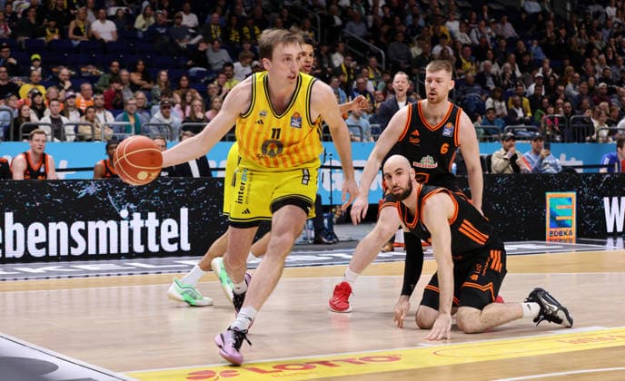 Moses Wood on the ball, Tommy Kuhse, Luc van Slooten duel Game scene Action Sport Basketball BBL Bundesliga Mens Play Off Quarter-finals Season 2025 2026 17 05 2026 ALBA Berlin vs SC Rasta Vechta