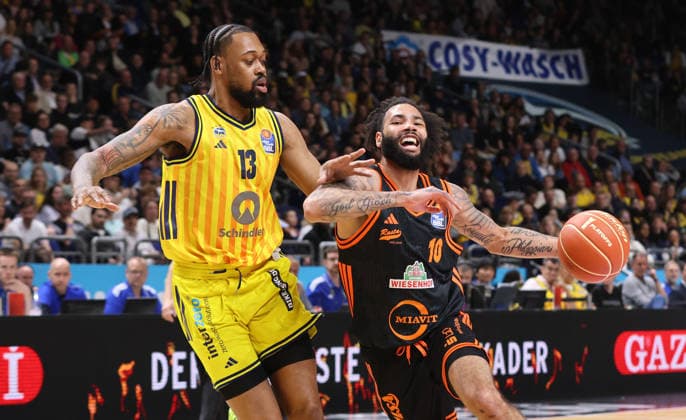 J Wan Roberts, Tevin Brown on the ball duel Game scene Action Sport Basketball BBL Bundesliga Mens Play Off Quarter-final Season 2025 2026 17 05 2026 ALBA Berlin vs SC Rasta Vechta