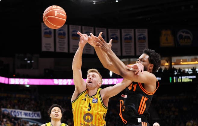 Sam Griesel, Lloyd Pandi duel Match scene Action Sport Basketball BBL Bundesliga Mens Play Off quarter-final season 2025 2026 17 05 2026 ALBA Berlin vs SC Rasta Vechta