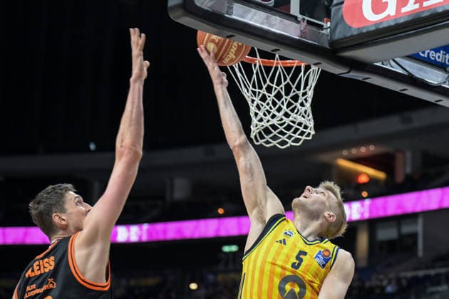 17 05 2026, xlakx, Basketball easyCredit BBL Bundesliga Playoffs, Alba Berlin SC Rasta Vechta v l Sam Griesel Alba Berlin Korbwurf Berlin
