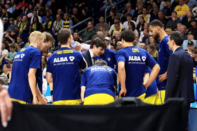 DEU, easyCredit BBL, ALBA vs , 17 05 2026, Mercedes Benz Arena, Berlin, DEU, easyCredit BBL, ALBA vs Rasta Vechta in the picture CHIEF COACH Pedro Calles ALBA Berlin , ALBA players circle nordphotoxGmbHx xEngler nph00076