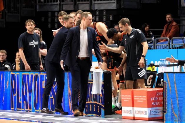 DEU, easyCredit BBL, ALBA vs , 17 05 2026, Mercedes Benz Arena, Berlin, DEU, easyCredit BBL, ALBA vs Rasta Vechta in the picture Headcoach Christian Held RASTA Vechta , Vechta players bench nordphotoxGmbHx xEngler nph00076