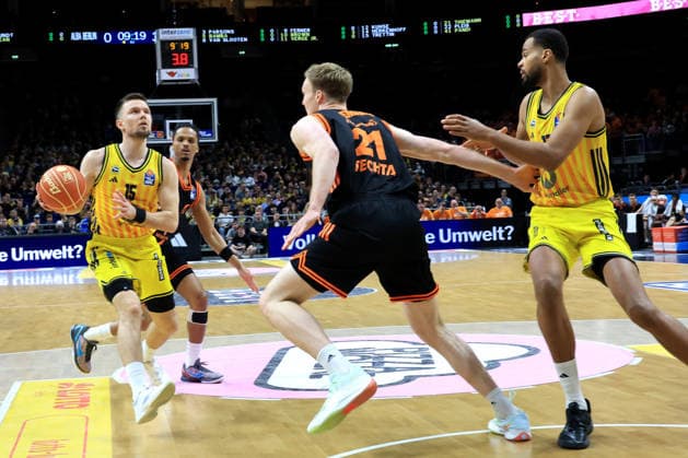 DEU, easyCredit BBL, ALBA vs , 17 05 2026, Mercedes Benz Arena, Berlin, DEU, easyCredit BBL, ALBA vs , pictured Martin Hermannsson ALBA Berlin 15 , Norris Agbakoko ALBA Berlin 17 , Lars Thiemann RASTA Vechta 21 nordphotoxGmbHx xEngler nph00076