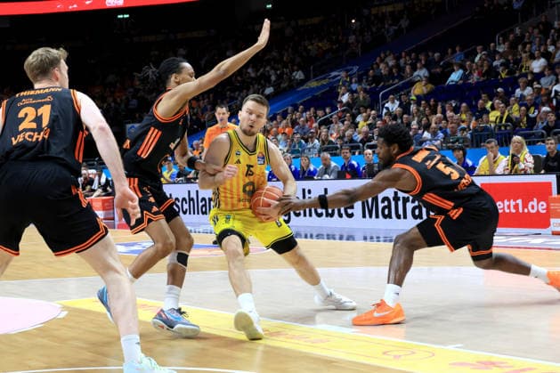 DEU, easyCredit BBL, ALBA vs , 17 05 2026, Mercedes Benz Arena, Berlin, DEU, easyCredit BBL, ALBA vs Rasta Vechta pictured Martin Hermannsson ALBA Berlin 15 , TJ Bamba RASTA Vechta 5 , Alonzo Verge jr RASTA Vechta 11 nordphotoxGmbHx xEngler nph00076