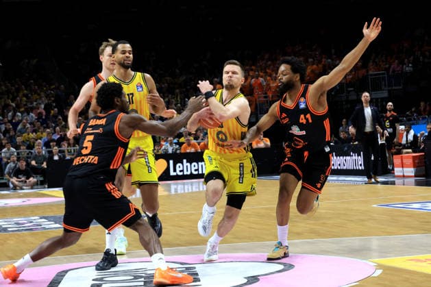 DEU, easyCredit BBL, ALBA vs , 17 05 2026, Mercedes Benz Arena, Berlin, DEU, easyCredit BBL, ALBA vs , pictured Martin Hermannsson ALBA Berlin 15 , Norris Agbakoko ALBA Berlin 17 , Lloyd Pandi RASTA Vechta 41 , TJ Bamba RASTA Vechta 5 nordphotoxGmbHx xEngler nph00076