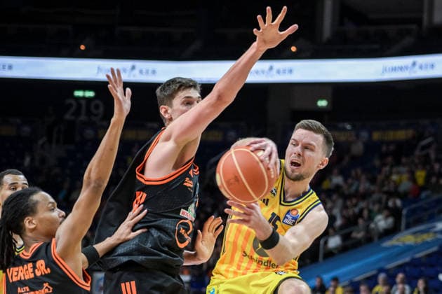 17 05 2026, xlakx, Basketball easyCredit BBL Bundesliga Playoffs, Alba Berlin SC Rasta Vechta v l Tibor Pleiß Rasta Vechta , Martin Hermannsson Alba Berlin duel, duel, fight, tackle Berlin