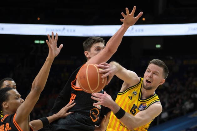 17 05 2026, xlakx, Basketball easyCredit BBL Bundesliga Playoffs, Alba Berlin SC Rasta Vechta v l Tibor Pleiß Rasta Vechta , Martin Hermannsson Alba Berlin duel, duel, fight, tackle Berlin