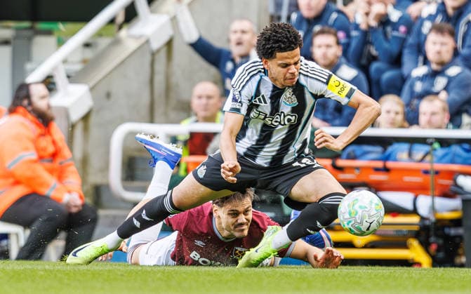 17th May 2026; St James Park, Newcastle, England; Premier League Football, Newcastle United versus West Ham United; Mateus Fernandes of West Ham United battles with William Osula of Newcastle United WMxSportsxMedia