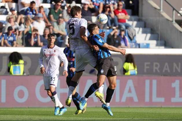 Bologna s Eivind Helland and Atalanta s Nikola Krstovic during the Serie A soccer match between Atalanta and Bologna at the New Balance Arena Stadium in Bergamo Italy - Sunday, 17 may 2026. - Soccer .  Copyright: xAlbertoxMariani LaPressex