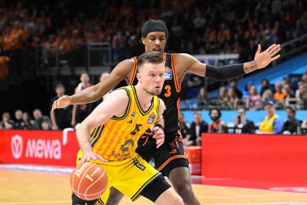 17 05 2026, xlakx, Basketball easyCredit BBL Bundesliga Playoffs, Alba Berlin SC Rasta Vechta v l Martin Hermannsson Alba Berlin , Alex Oconnel Alba Berlin duel, duel, fight, tackle Berlin