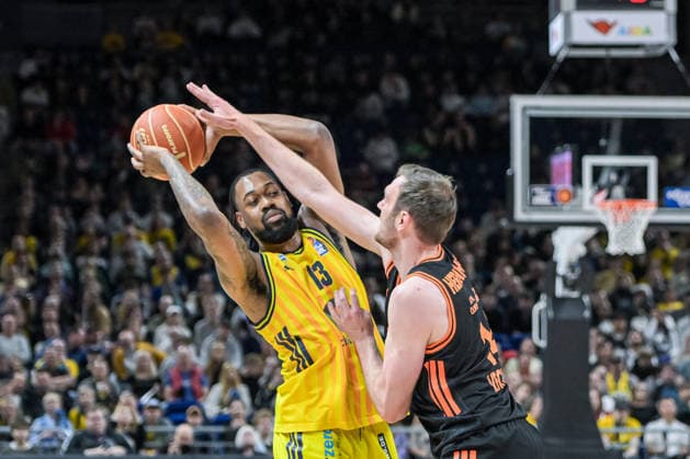 17 05 2026, xlakx, Basketball easyCredit BBL Bundesliga Playoffs, Alba Berlin SC Rasta Vechta v l Jwan Roberts Alba Berlin , Philipp Herkenhoff Rasta Vechta duel, duel, fight, tackle Berlin