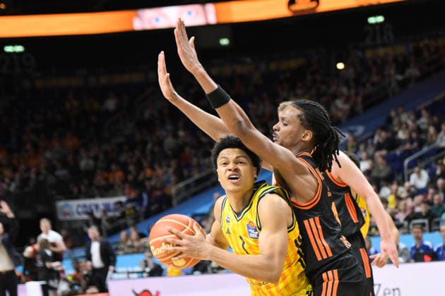 17 05 2026, xlakx, Basketball easyCredit BBL Bundesliga Playoffs, Alba Berlin SC Rasta Vechta v l Jack Kayil Alba Berlin , Alonzo Verge Rasta Vechta duel, duel, fight, tackle Berlin
