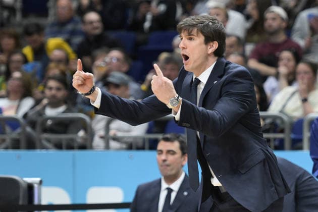 17 05 2026, xlakx, Basketball easyCredit BBL Bundesliga Playoffs, Alba Berlin SC Rasta Vechta v l Pedro Calles Alba Berlin coach gives instructions, gesticulates with his arms, gesticulate, gives instructions Berlin