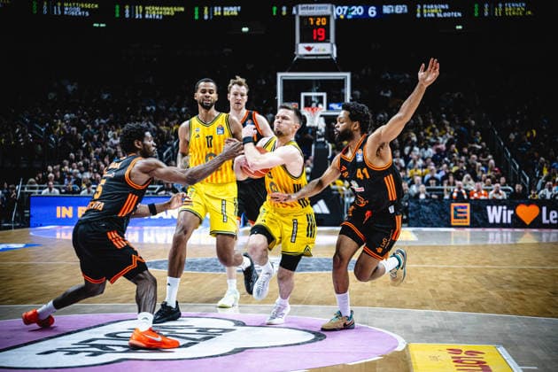 Basketball Berlin 17 05 2026 Season 2025 2026 EasyCredit BBL 1 Bundesliga Men, Men Playoffs Quarterfinals Game 1 Alba Berlin RASTA Vechta Martin Hermannsson Alba Berlin, No 15 TJ Bamba Vechta, No 05 Lloyd Pandi Vechta, No 41