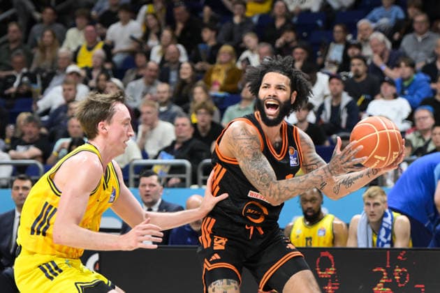 Sport Bilder des Tages 17.05.2026, xlakx, Basketball easyCredit BBL Bundesliga Playoffs, Alba Berlin - SC Rasta Vechta v.l. Moses Wood (Alba Berlin), Tevin Brown (Rasta Vechta) Zweikampf, Duell, Kampf, tackle Berlin *** 17 05 2026, xlakx, Basketball easyCredit BBL Bundesliga Playoffs, Alba Berlin SC Rasta Vechta v l Moses Wood Alba Berlin , Tevin Brown Rasta Vechta duel, duel, fight, tackle Berlin