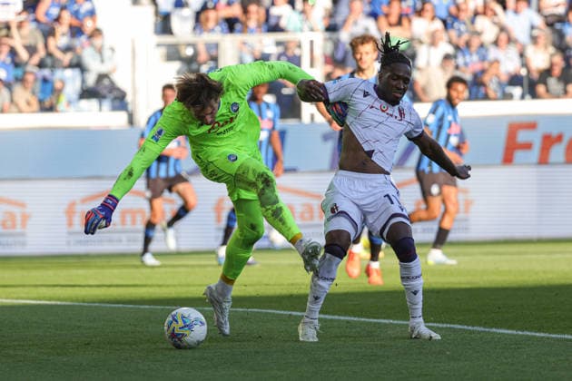 AtalantaÕs goalkeeper Marco Carnesecchi and Bologna s Jonathan Rowe during the Serie A soccer match between Atalanta and Bologna at the New Balance Arena Stadium in Bergamo Italy - Sunday, 17 may 2026. - Soccer .  Copyright: xAlbertoxMariani LaPressex