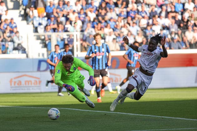 AtalantaÕs goalkeeper Marco Carnesecchi and Bologna s Jonathan Rowe during the Serie A soccer match between Atalanta and Bologna at the New Balance Arena Stadium in Bergamo Italy - Sunday, 17 may 2026. - Soccer .  Copyright: xAlbertoxMariani LaPressex