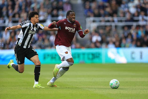 Newcastle United v West Ham United Premier League Axel Disasi of West Ham United shields the ball from William Osula of Newcastle United (left) during the Premier League match at St. James s Park, Newcastle 17 05 2026 UK Newspapers OUT Copyright: xFredxPalmerx FIL-23447-0106