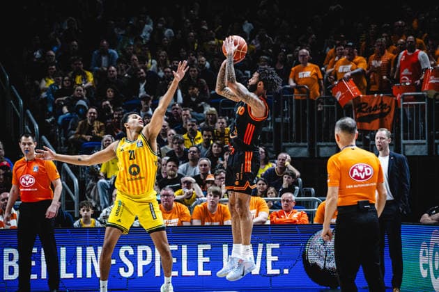 Basketball Berlin 17 05 2026 Season 2025 2026 EasyCredit BBL 1 Bundesliga Men, Men Playoffs Quarterfinals Game 1 Alba Berlin RASTA Vechta Tevin Brown Vechta, No 10 Michael Rataj Alba Berlin, No 21