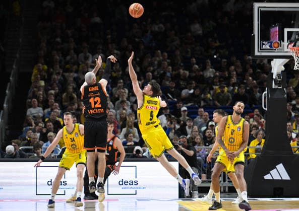 17 05 2026, xlakx, Basketball easyCredit BBL Bundesliga Playoffs, Alba Berlin SC Rasta Vechta v l Tommy Kuhse Rasta Vechta , Jonas Mattisseck Alba Berlin goes for the basket Berlin