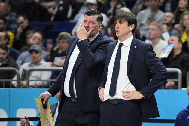 17 05 2026, xlakx, Basketball easyCredit BBL Bundesliga Playoffs, Alba Berlin SC Rasta Vechta v l Sebastian Trzcionka Alba Berlin Co Coach , Pedro Calles Alba Berlin Coach disappointed, looks disappointed, dejected, disappointed Berlin